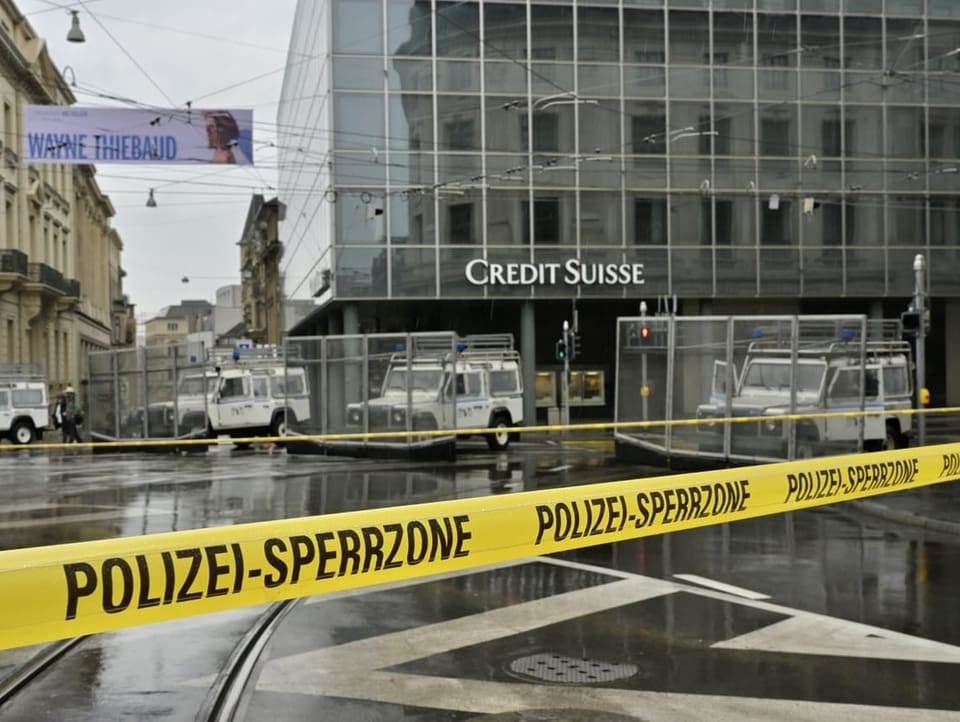 Polizeiautos mit montierten Absperrgittern stehen auf einer Kreuzung in Basel.