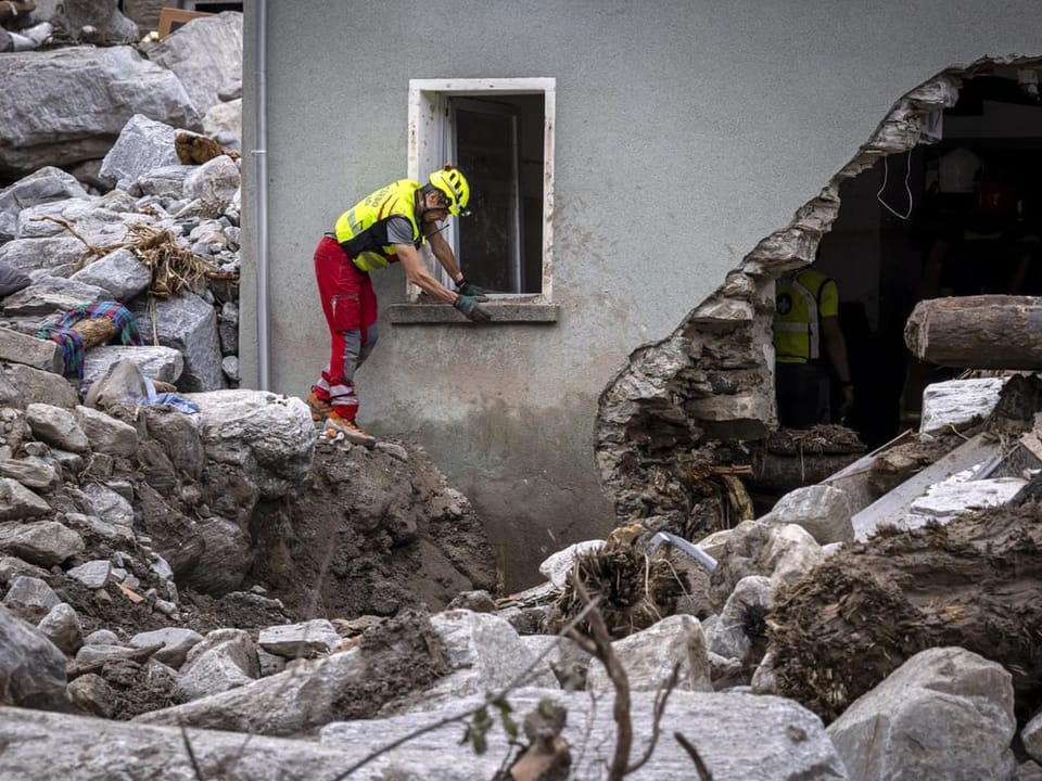 Rettungsarbeiter durchsucht ein beschädigtes Gebäude nach einem Steinschlag.