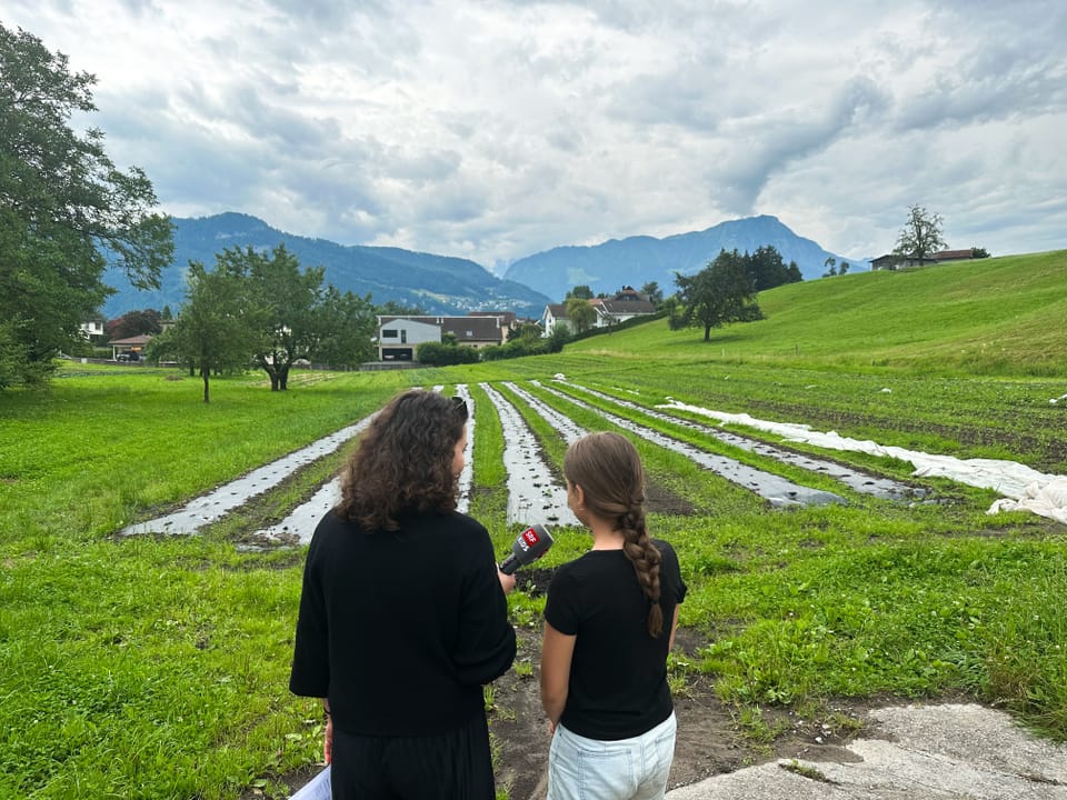 Rosa-Malena zeigt Reporterin Luana ein Gemüsefeld.