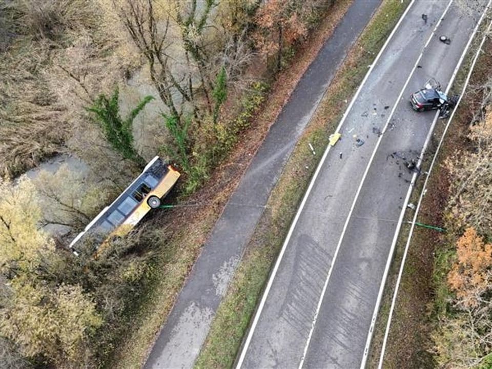 Auto- und Buswrack von oben fotografiert