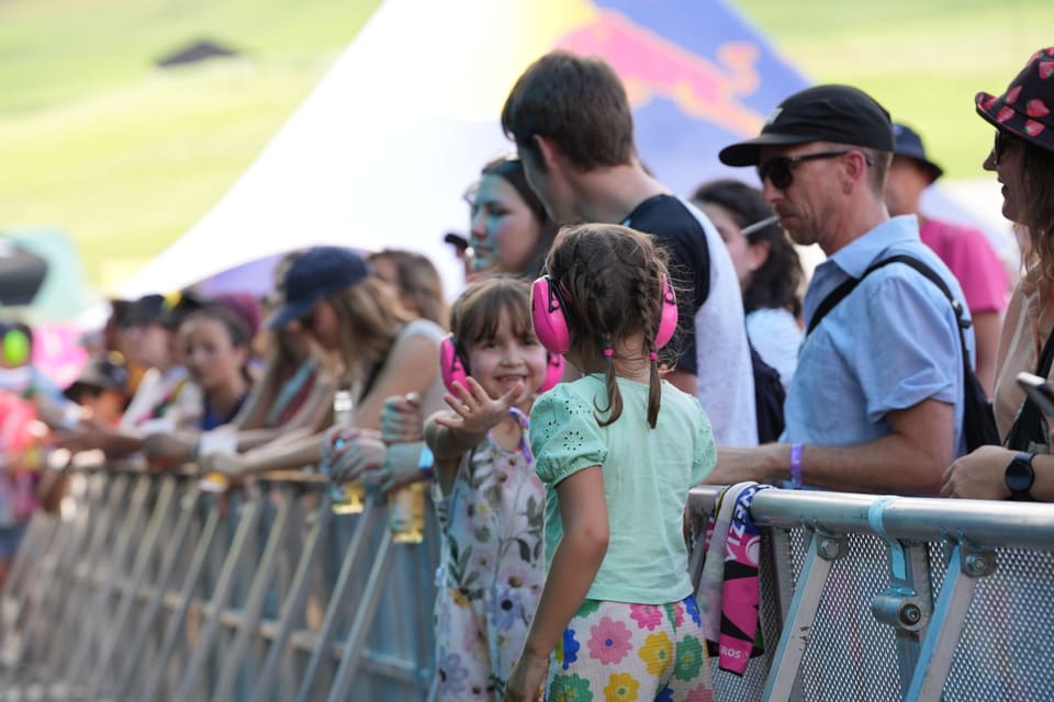 Menschenmenge bei einem Festival, Kinder tragen Ohrenschützer am Open Air Lumnezia 2024.