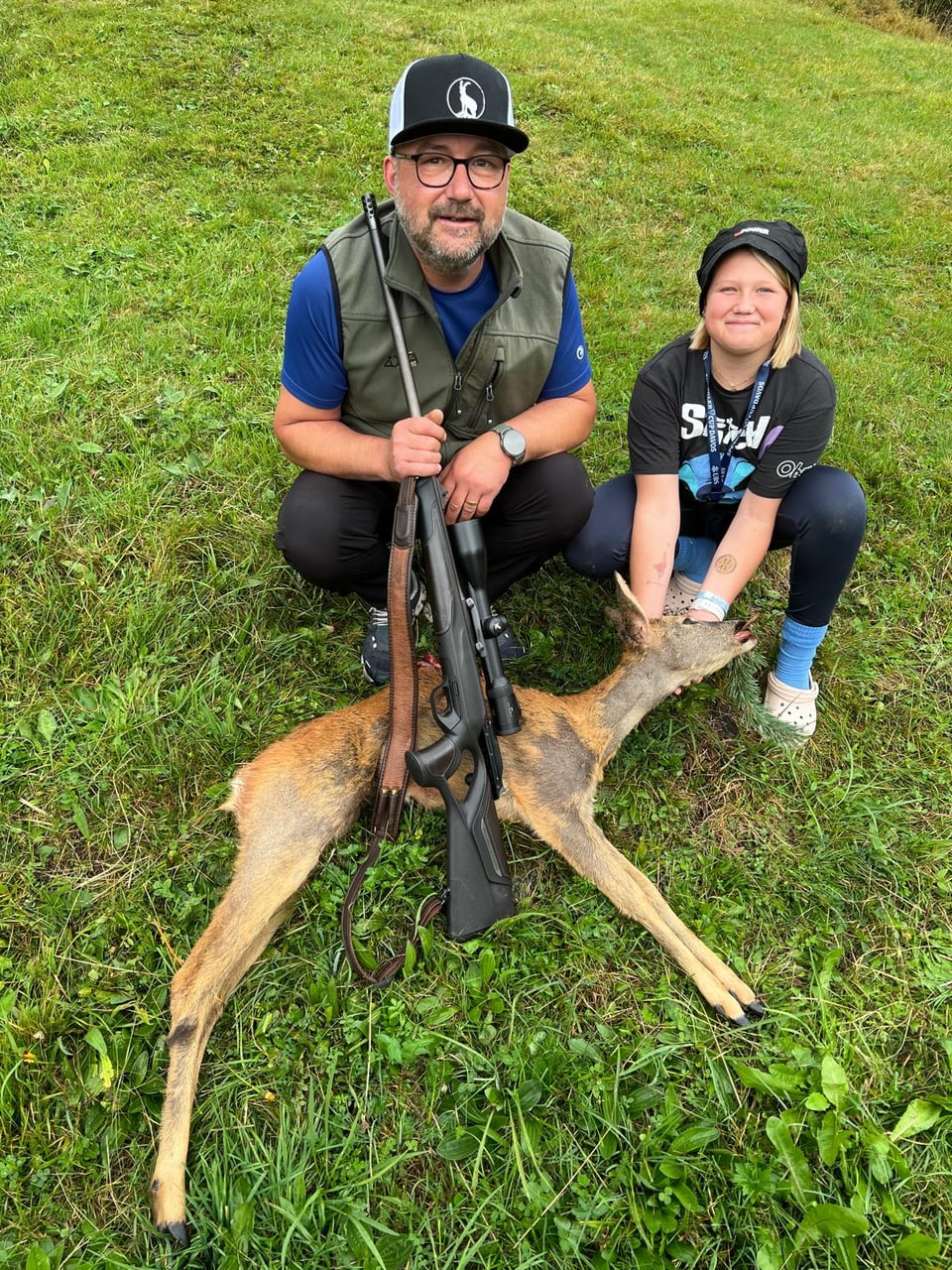 Martina Demonti und ihr Vater Theo mit einer Rehgeiss.