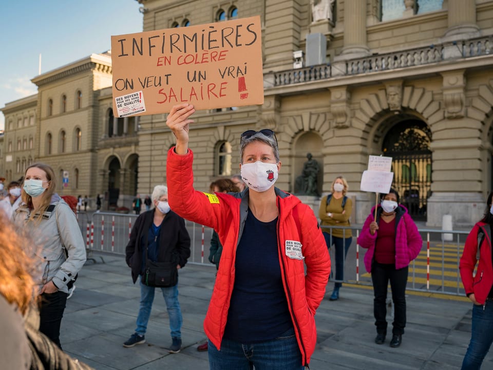 Ina demonstranta tegna en il maletg ina tavla. 