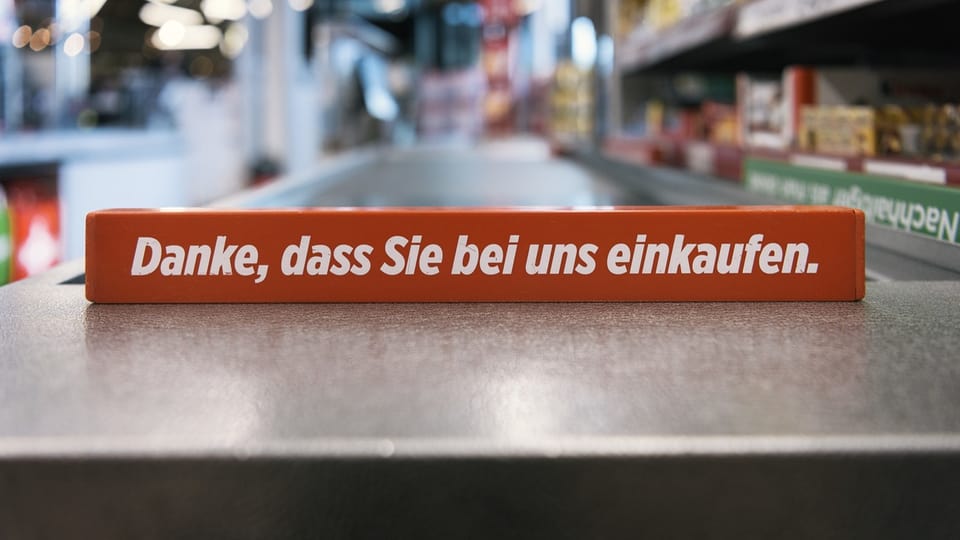 Ein Warentrenner in einer Denner-Filiale in Zürich  mit der Aufschrift «Danke, dass Sie bei uns einkaufen.»