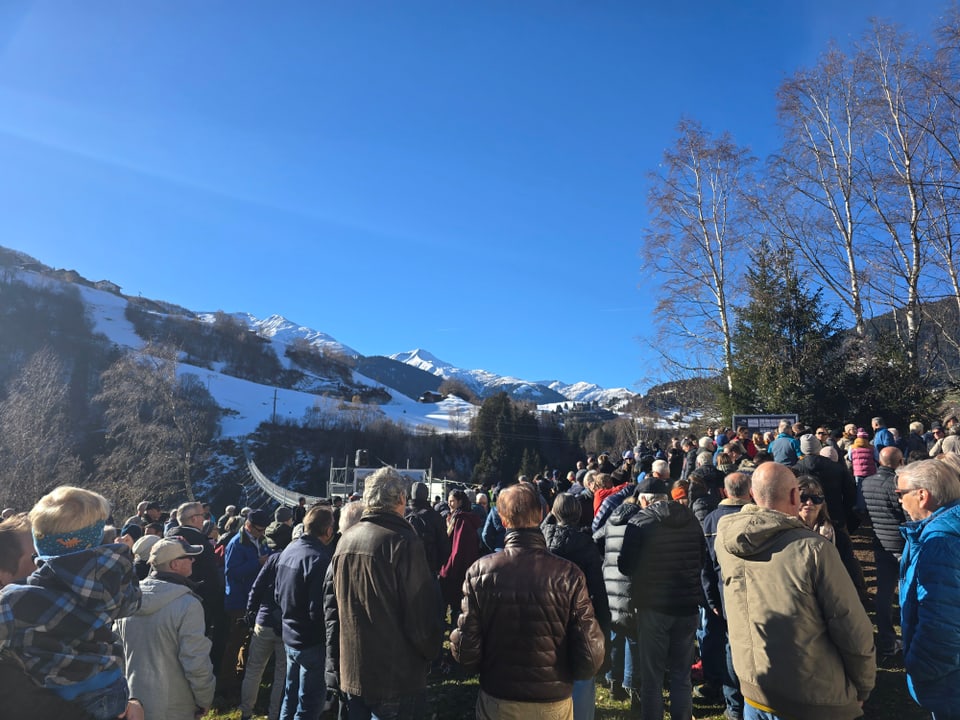 Sehr viele Leute sind gekommen um bei der Eröffnung der längsten Hängebrücke Graubündens dabei zu sein. 