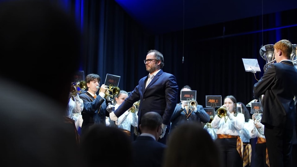 Der Dirigent der Jugend Brass Band Imboden konnte während der Präsentation nur warten.