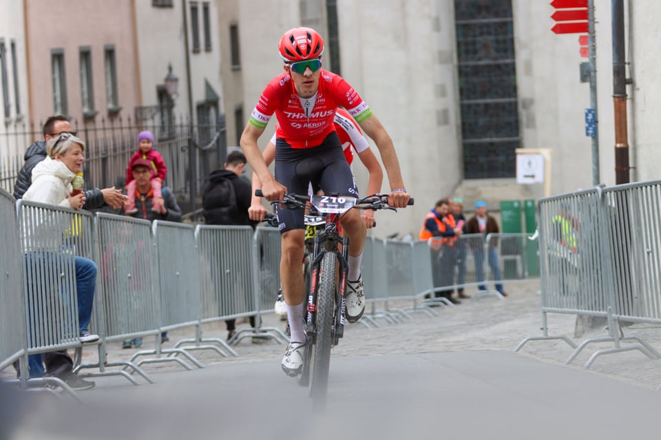 Mauro Hassler auf dem Mountainbike an einem Rennen durch Chur.