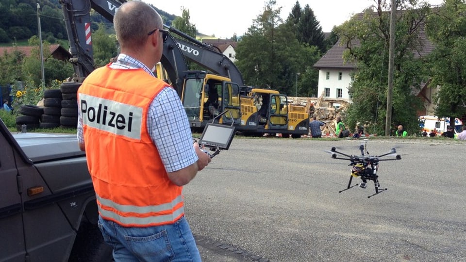 Ein Polizist mit einer Drohne.