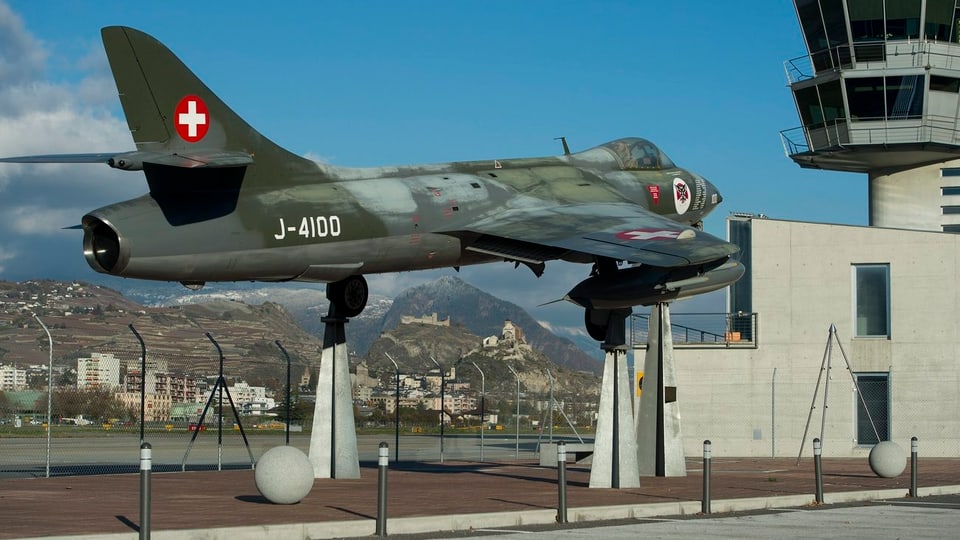 Blick auf den Militärflugplatz Sion