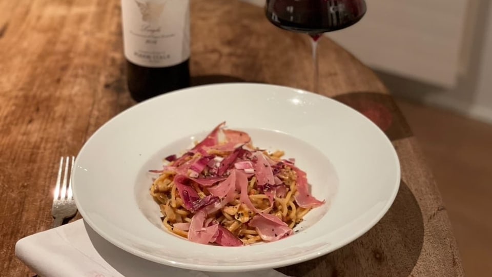 Ein Teller Pasta mit Brillat-Savarin, Radicchio rosso tardivo und Tösstaler Landrauchschinken.