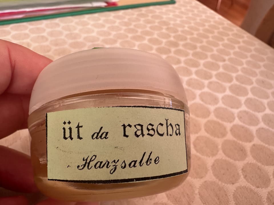 Kleine Dose mit der Aufschrift 'üt da rascha Harzsalbe'.