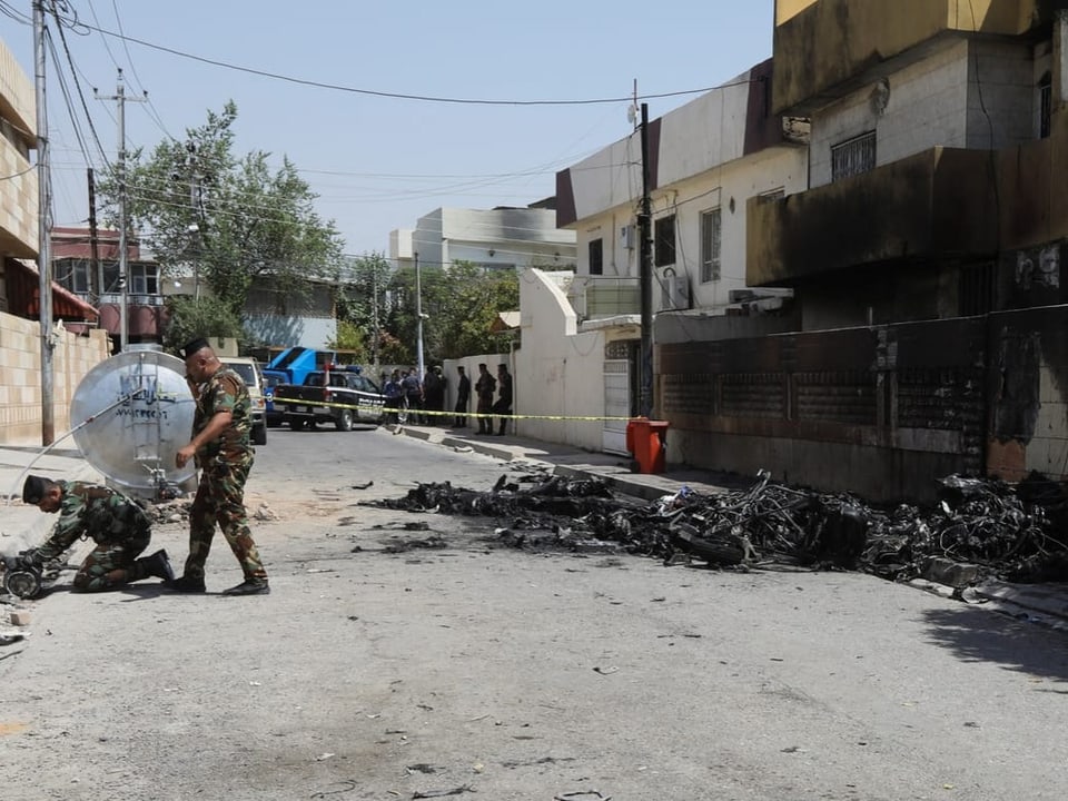 Soldaten in einer zerstörten Strasse nach einer Explosion.