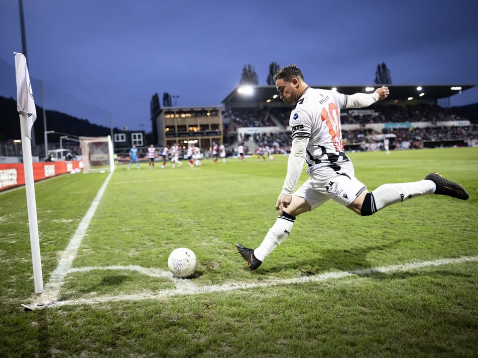 Fussballspieler beim Eckstoss auf dem Spielfeld.