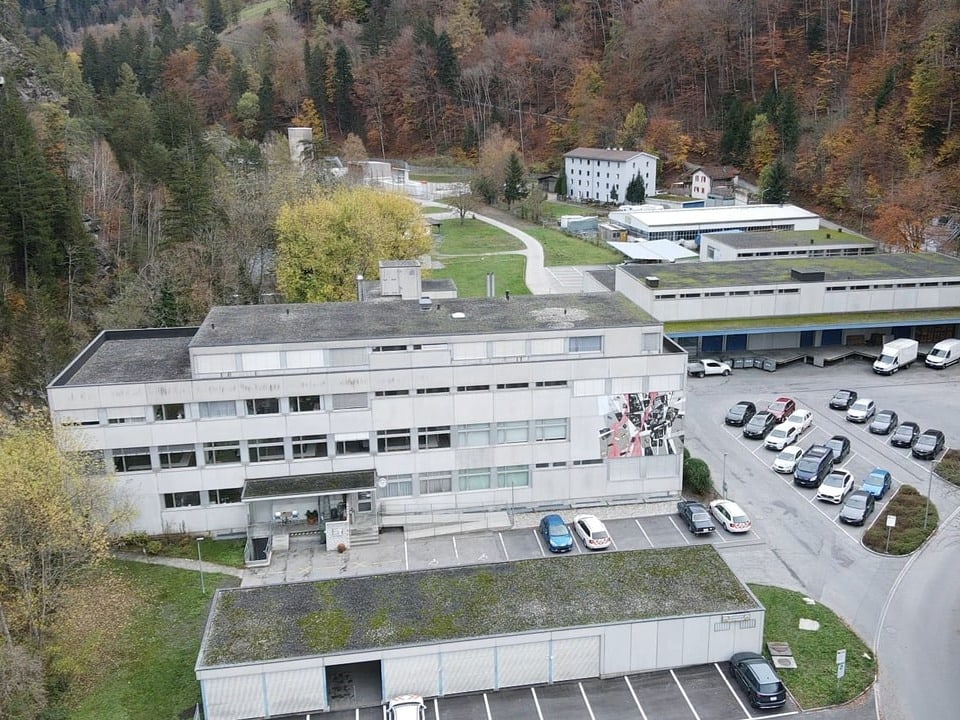 Luftaufnahme eines Gebäudekomplexes im Wald.