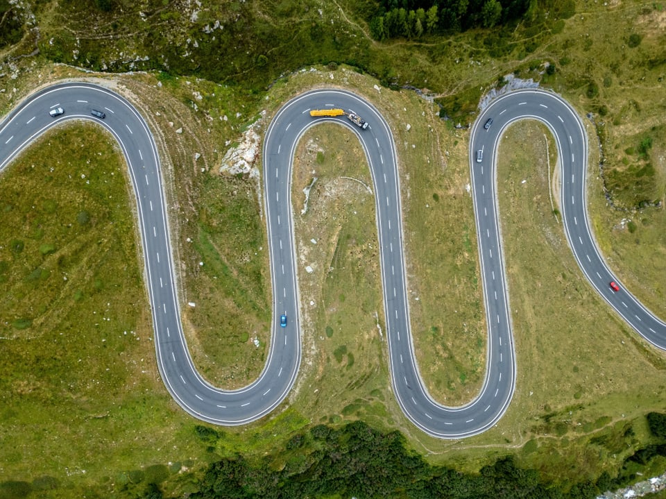 Eine Strasse als kleines Kunstwerk: Der Julierpass von oben, 