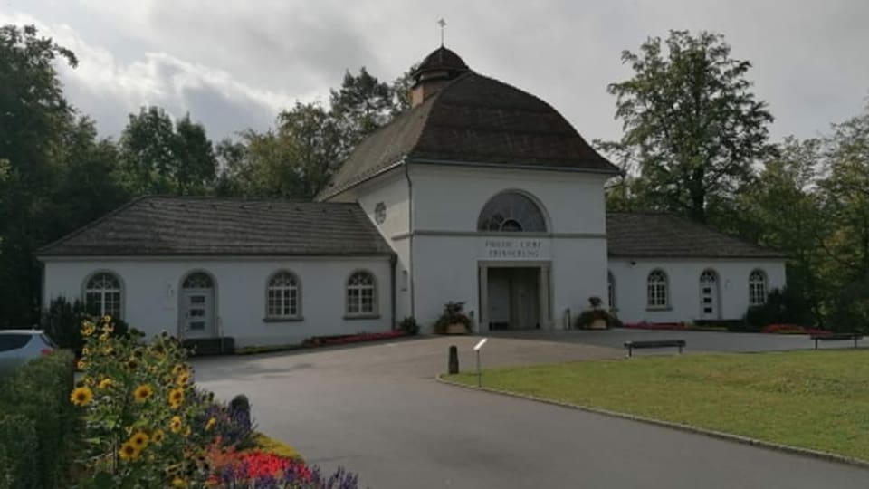 Altes Gebäude mit kirchenähnlichem Aufbau