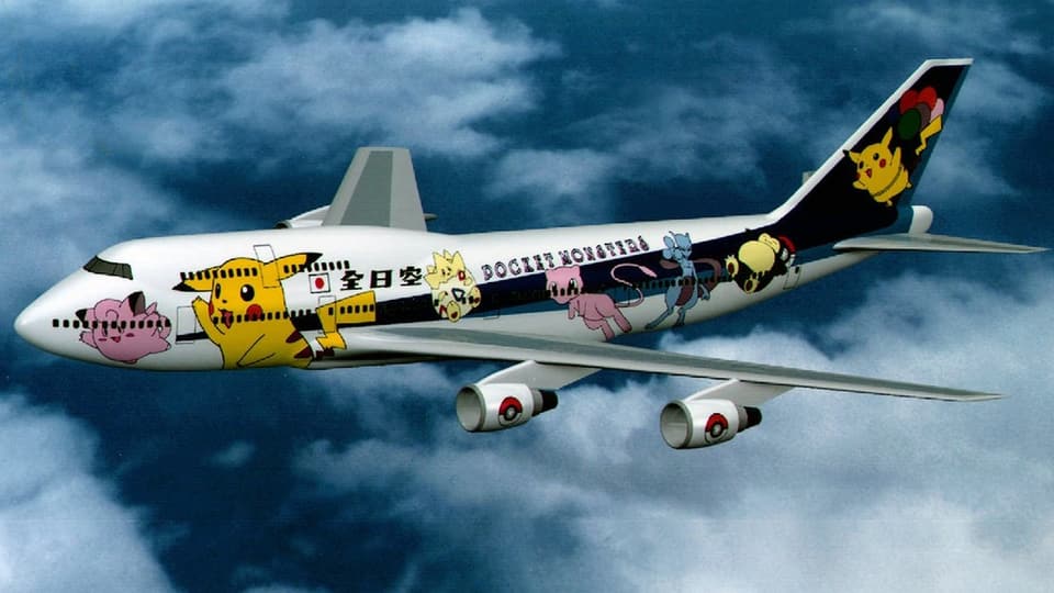 Ein  B747-Jumbo-Jet der All Nippon Airways mit Pokémon Bemalung.