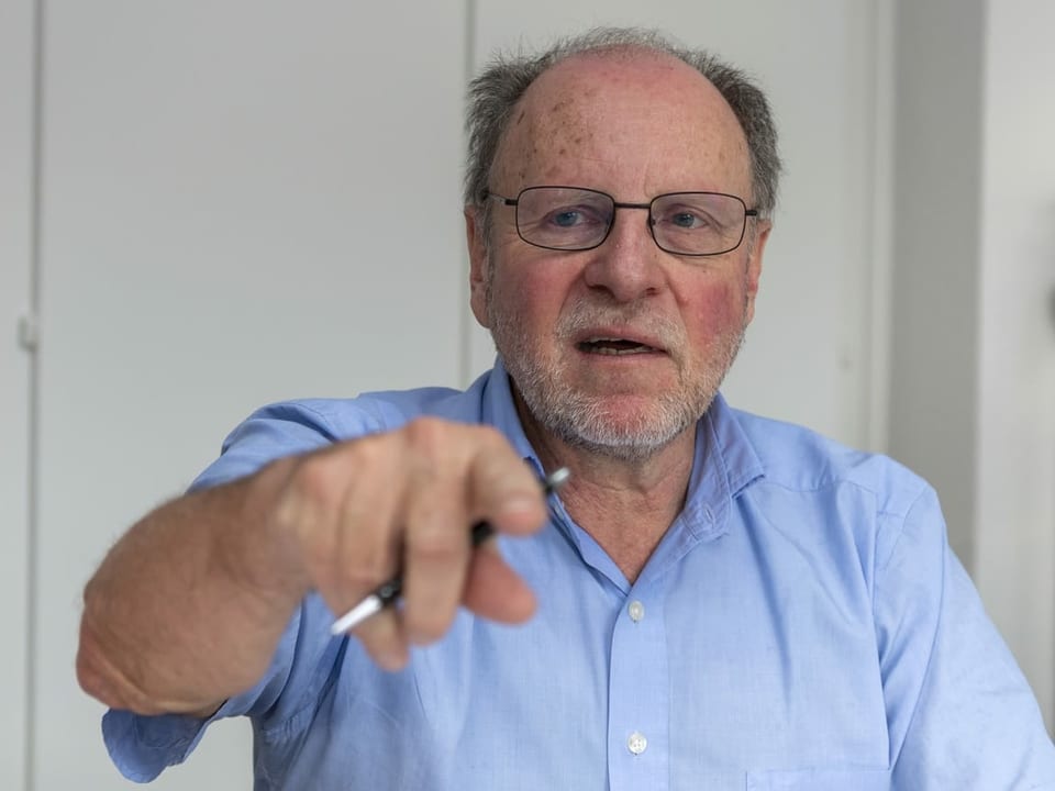 Pierre Eckert an einer Pressekonferenz