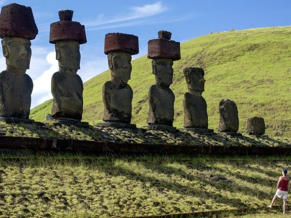 Sieben Steinstatuen auf Rapa Nui.