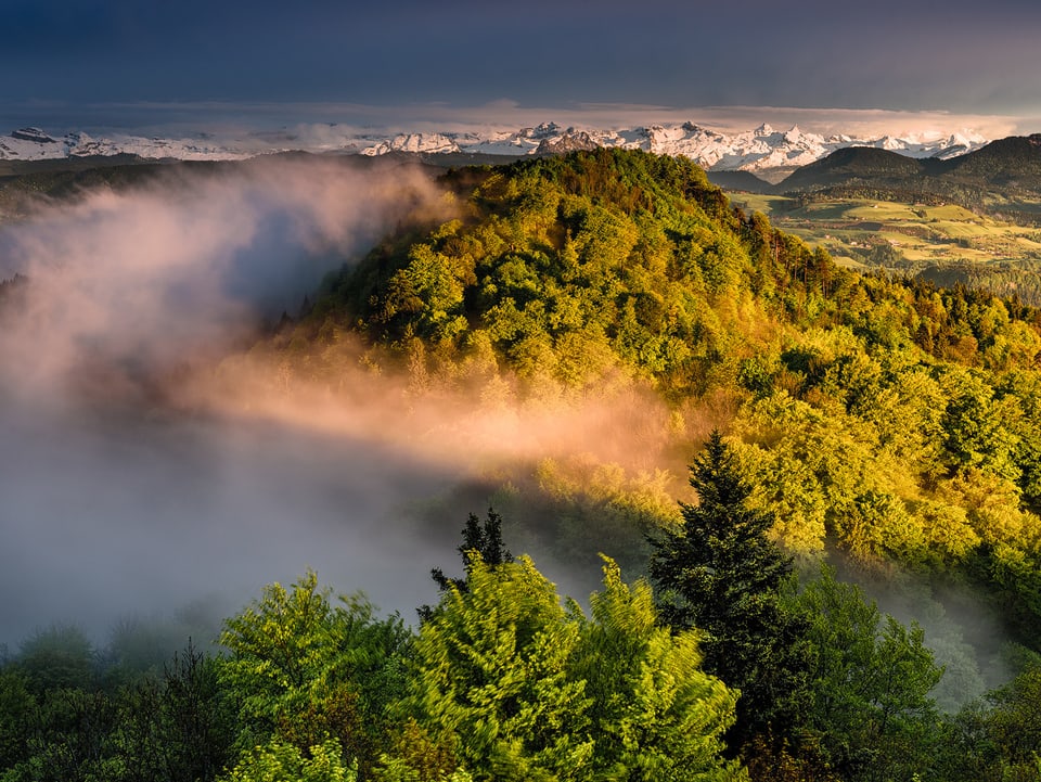 Wolken hängen links am Berg.