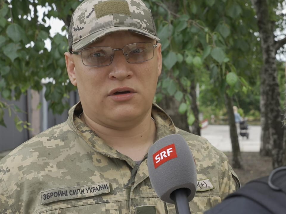Ukrainischer Soldat in Tarnuniform gibt SRF ein Interview im Freien.