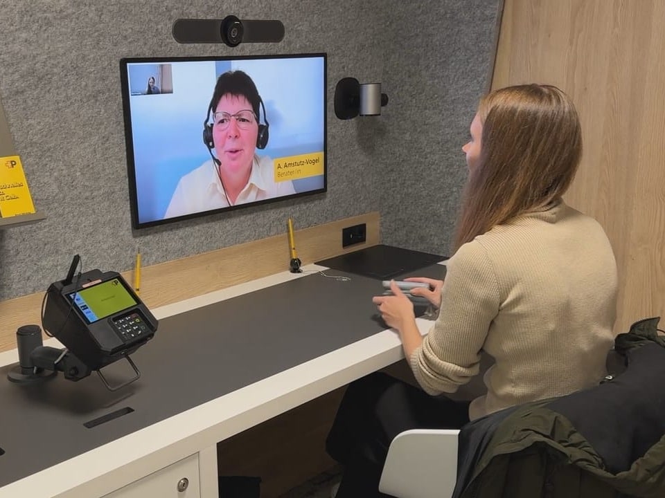 Frau bei Videokonferenz in modernem Büro.