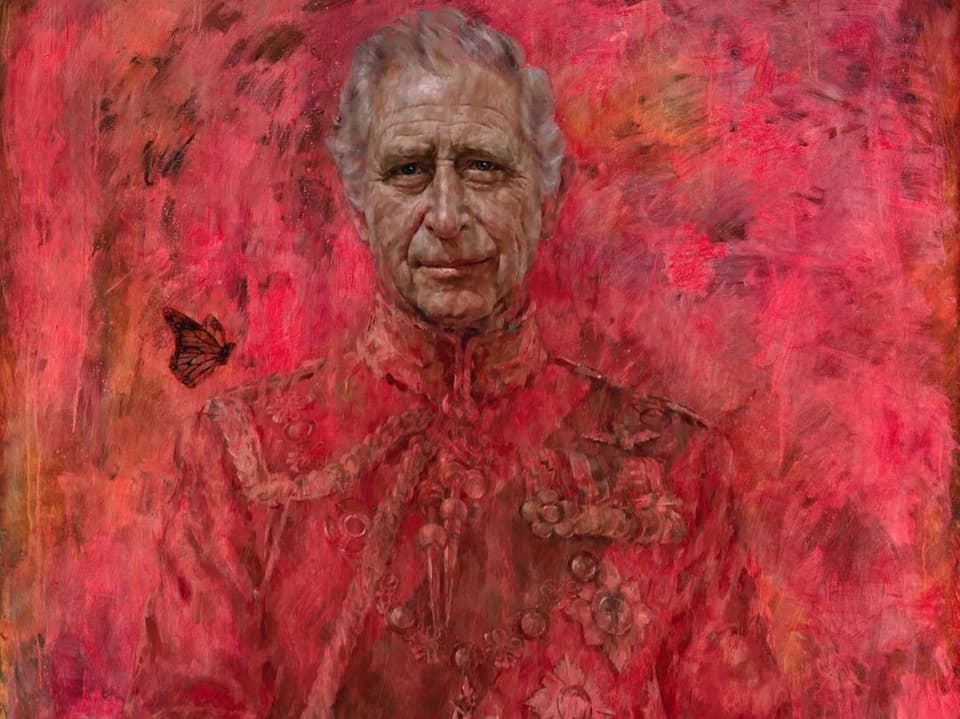 Ein Portrait von König Charles der Dritte. Das Gemälde ist mehrheitlich rot