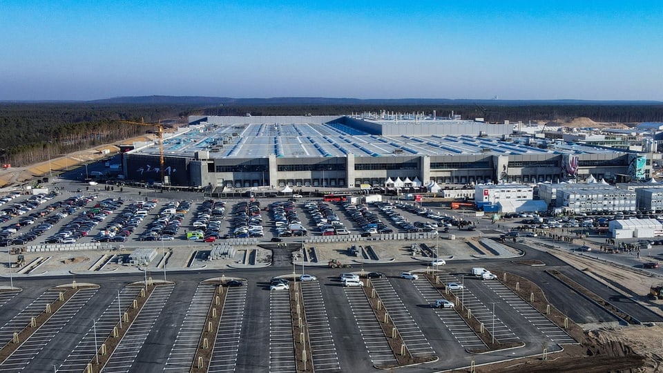 Parkplätze und die Fabrikanlage von Tesla in einer Drohnenaufnahme.