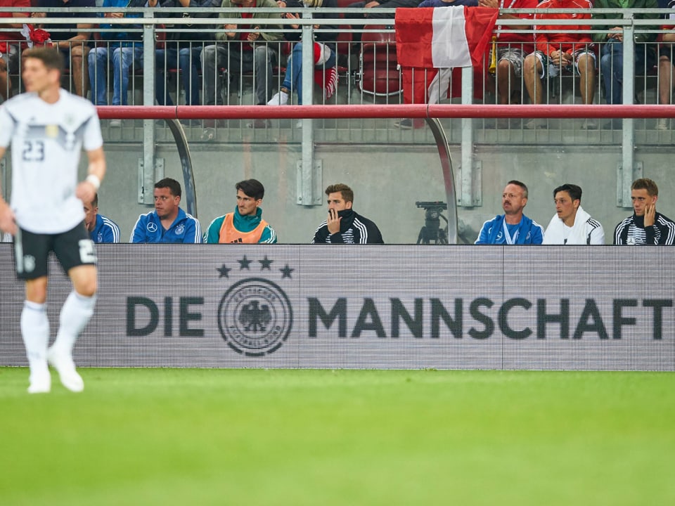 Die Bandenwerbung während einem Spiel der deutschen Nationalmannschaft.