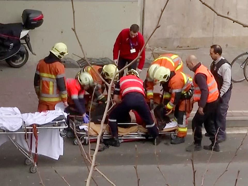 Medizinisches Hilfspersonal birgt Verletzte.