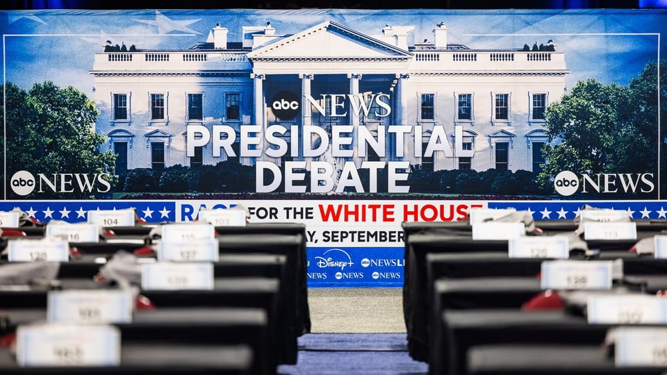 Plakat für Präsidentschaftsdebatte im Fernsehstudio