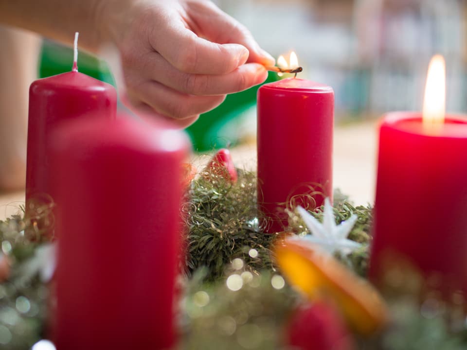 Adventskranz mit vier roten Kerzen