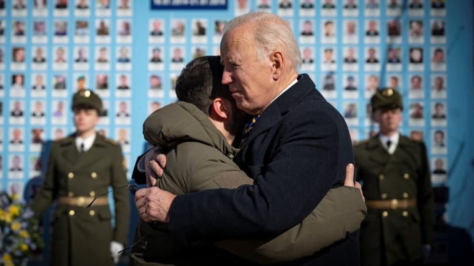 Joe Biden und Wolodimir Selenski umarmen sich. Der US-amerikanische Präsident hat vor einigen Tagen Kiew besucht.
