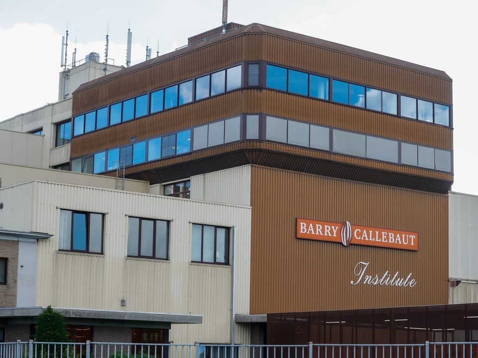 Bild eines Fabrikgebäudes. Auf der Fassade prangt das Logo von Barry Callebaut.