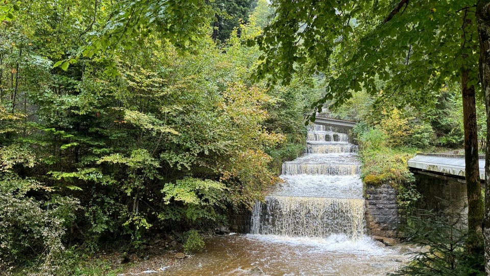 Viel Wasser ergiesst sich über die zahlreichen Flussschwellen.