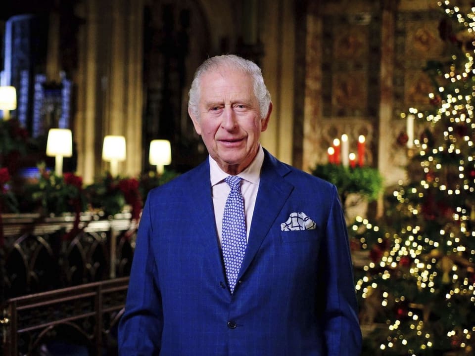 König Charles hält seine erste Weihnachtsansprache vor einem Christbaum.