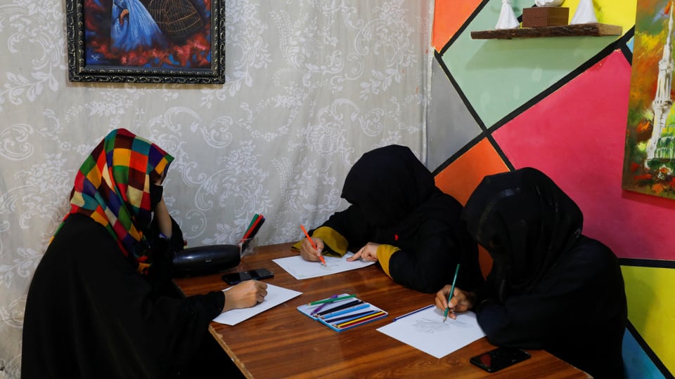 Afghanische Frauen in einem Kunststudio in Mazar-i-Sharif in Afghanistan im August 2023. 