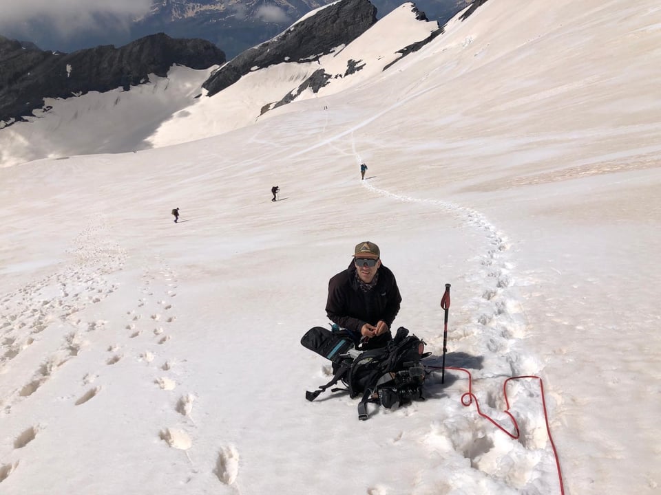 Bergsteiger auf schneebedecktem Berghang.