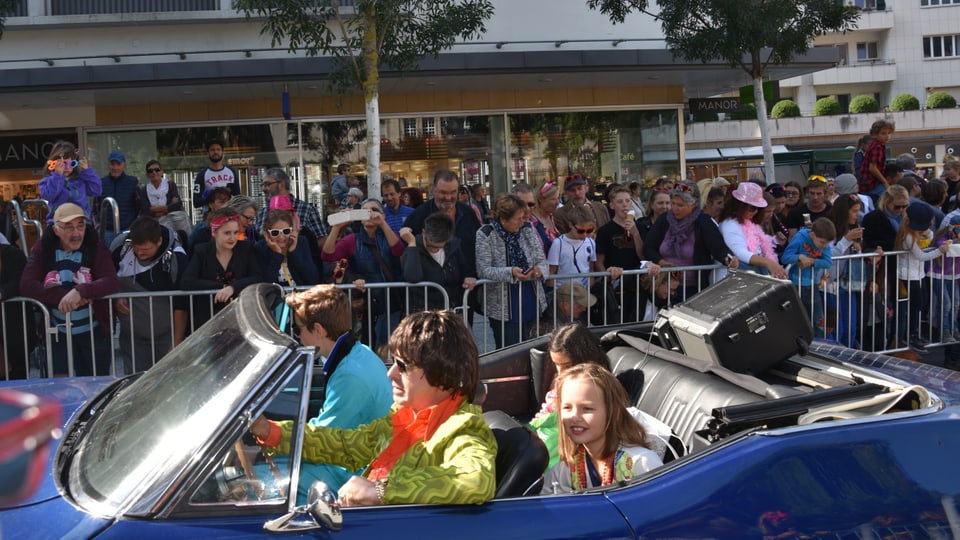 Oldtimer cun participants da la parada.