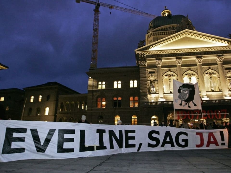 Bundesplatz in Bern mit Transparent: Eveline, sag ja!