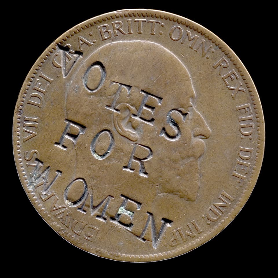 Eine Münze, auf die der Slogan Votes for Women eingebrannt wurde.