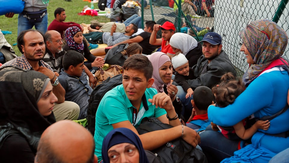 Hunderte Menschen warten am kroatisch-slowenischen Grenzübergang auf die Erlaubnis zur Weiterreise. (reuters)