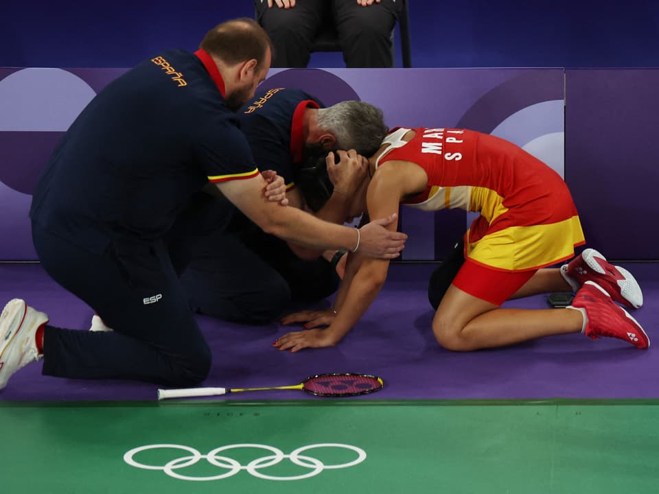 Carolina Marin wird auf dem Feld getröstet.