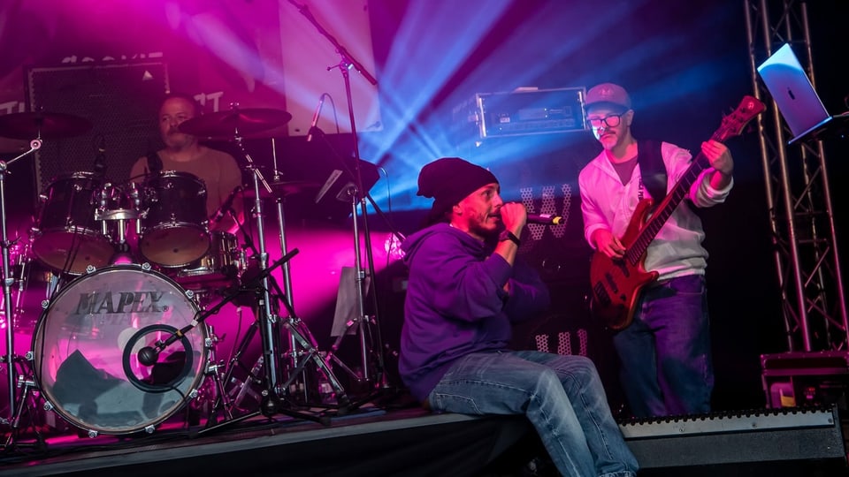 Cookie the Herbalist. Er heizt dem Publikum mit Reggae Beats ein. Die süssliche Luft begleitet das Konzert. Aus dem Waldstück in Nufenen wird plötzlich Jamaika.