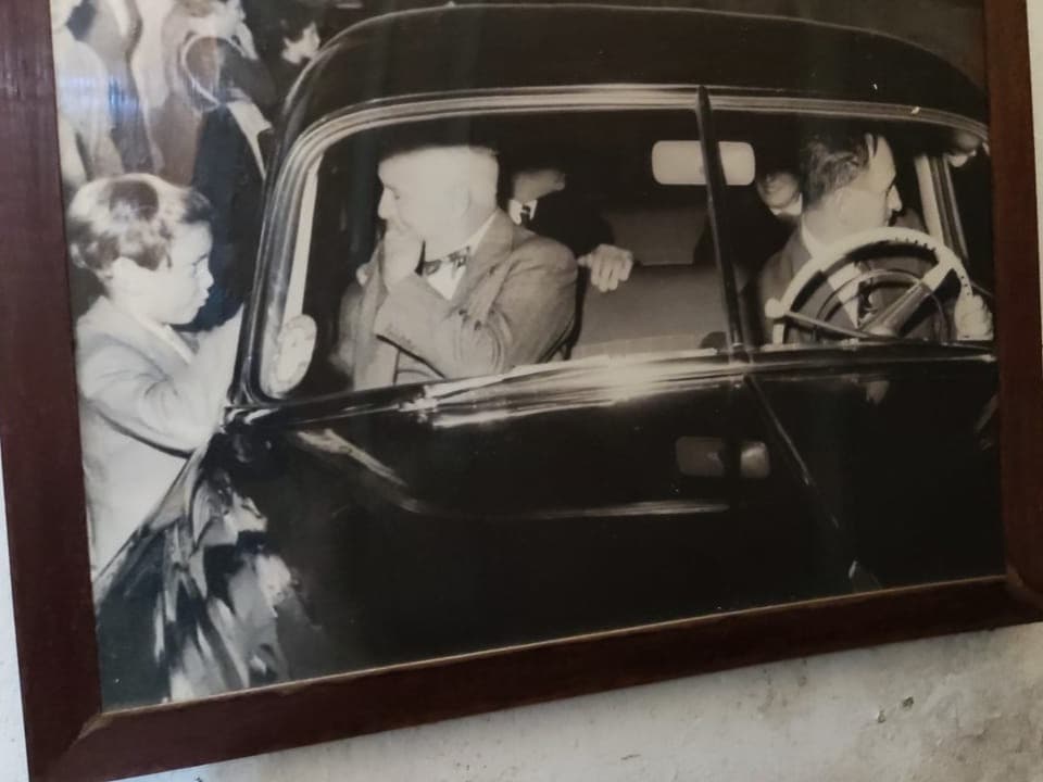 Altes Foto. Der sieben jährige Patrick Fonjallaz vor dem Auto mit Charlie Chaplin.