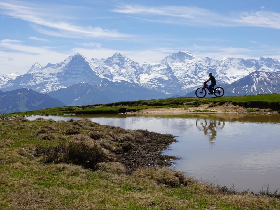 Fahrradfahrer an einem Bergsee