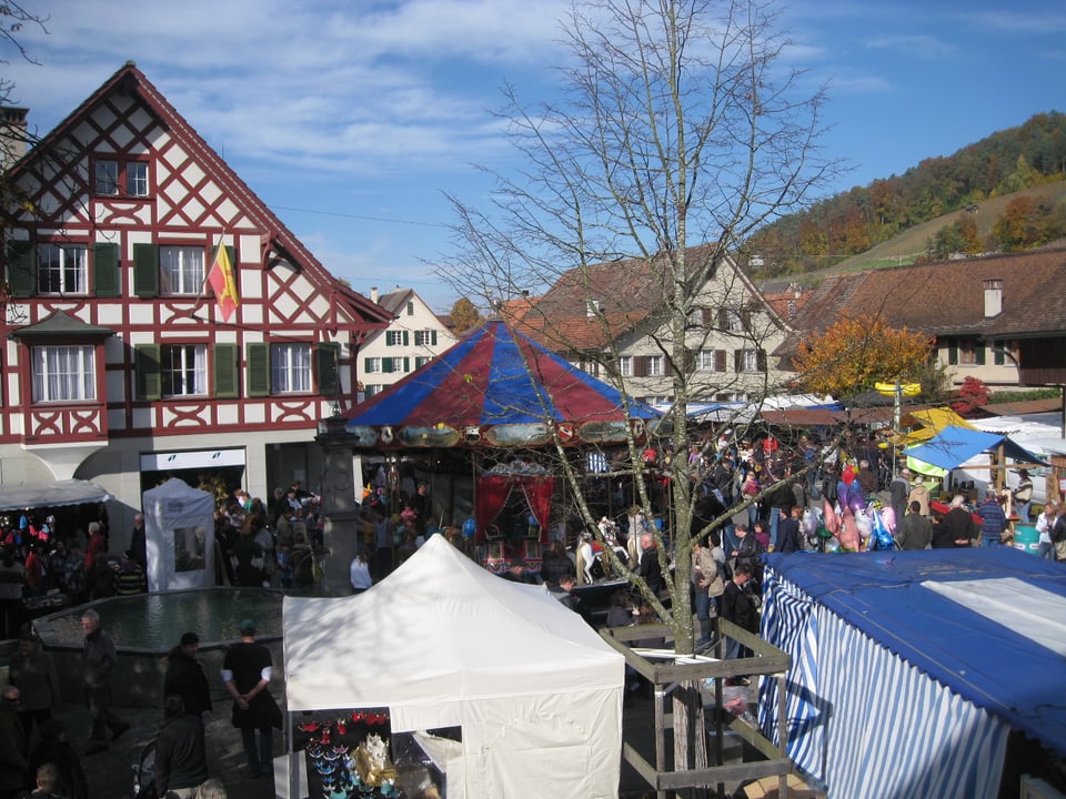 Reges Chilbitreiben auf dem Dorfplatz.