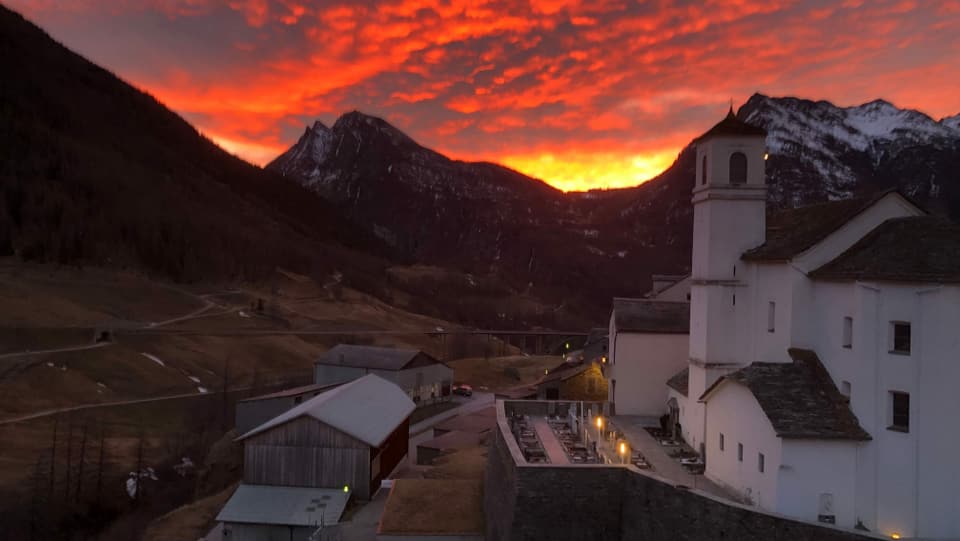 Am Morgen hatte es Wolken über der Alpensüdseite, und so gab es in Simplon-Dorf ein perfektes Morgenrot.