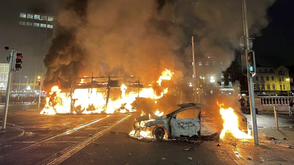 Ein Bus und ein Auto in Vollbrand.