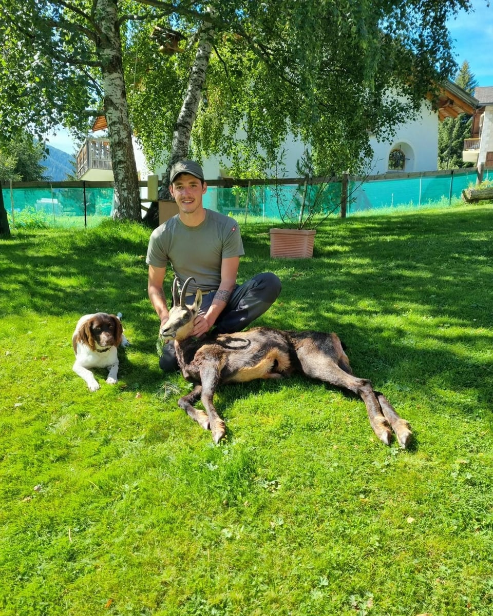 Jäger mit Gämse und Hund.